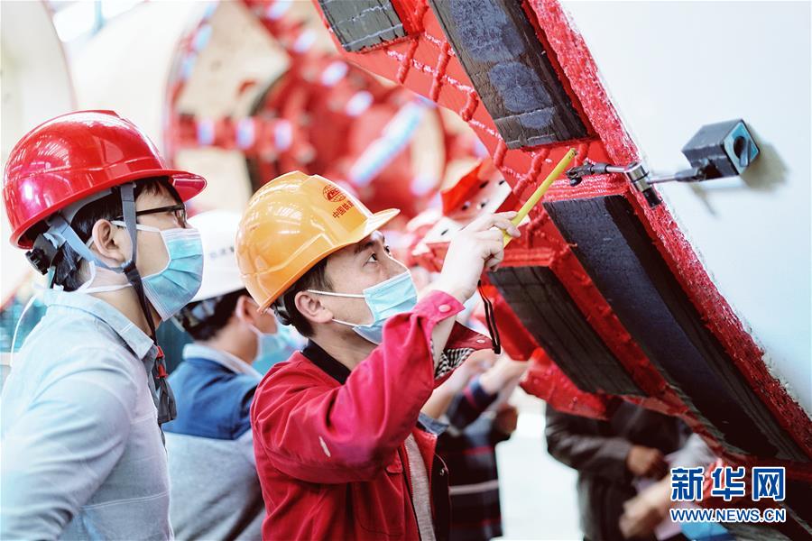 (在習(xí)近平新時代中國特色社會主義思想指引下——新時代新作為新篇章·習(xí)近平總書記關(guān)切事·圖文互動)(1)最有力的支撐,最堅決的攀登——記錄奮戰(zhàn)在復(fù)工復(fù)產(chǎn)一線的科技工作者