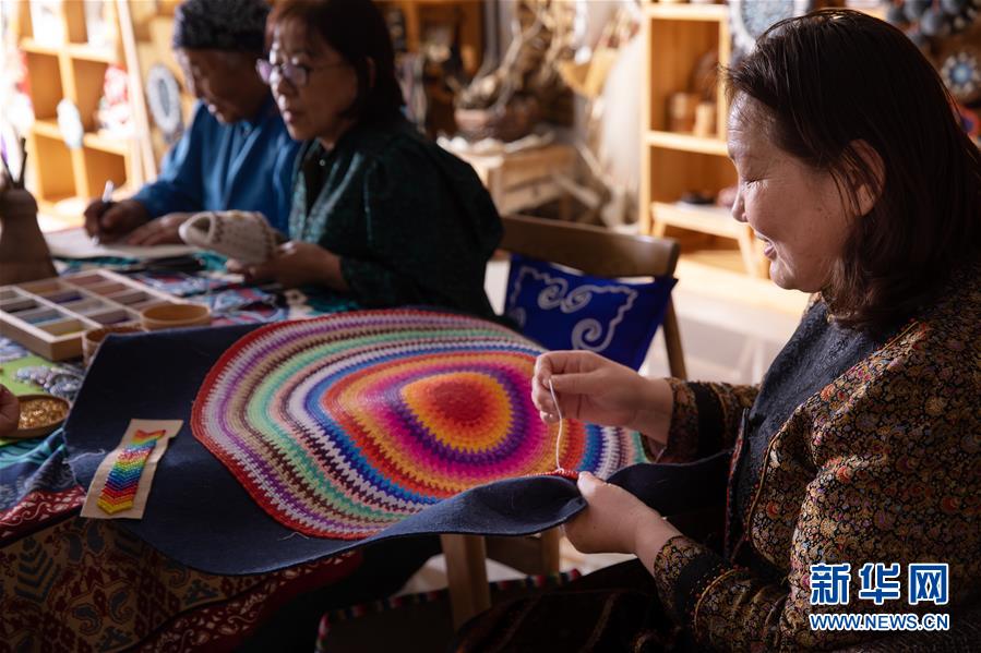 （在習(xí)近平新時(shí)代中國(guó)特色社會(huì)主義思想指引下&mdash;&mdash;新時(shí)代新作為新篇章&middot;習(xí)近平總書(shū)記關(guān)切事&middot;圖文互動(dòng)）（1）讓每一個(gè)角落都感受到幸福的溫情&mdash;&mdash;人口較少民族在脫貧攻堅(jiān)大潮中的奮進(jìn)故事