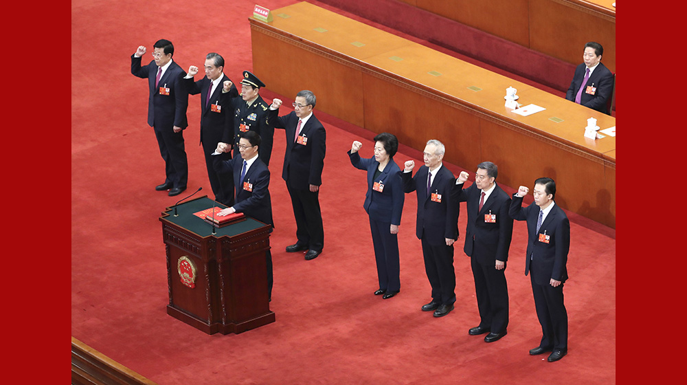 國務(wù)院副總理、國務(wù)委員、秘書長進行憲法宣誓