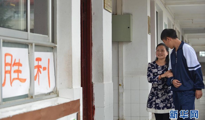 劉芳在學(xué)生協(xié)助下，前去上課