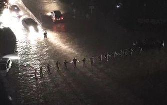 暴雨中的&ldquo;最美人墻&rdquo;找到了！