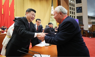 習(xí)近平等為獲得改革先鋒稱號人員代表頒獎(jiǎng)