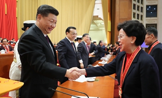 習(xí)近平等為獲得改革先鋒稱號人員代表頒獎(jiǎng)