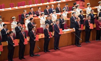 習(xí)近平等為獲得改革先鋒稱號人員代表頒獎(jiǎng)