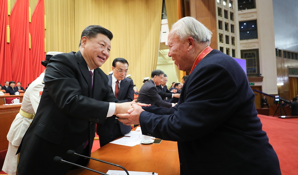 習(xí)近平等為獲得改革先鋒稱號人員代表頒獎(jiǎng)