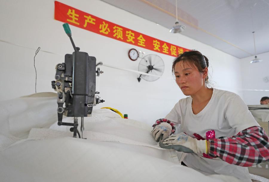 縫紉機&ldquo;嗒嗒嗒&rdquo;奏響脫貧&ldquo;協(xié)奏曲&rdquo;