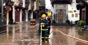 安徽黃山屯溪老街防汛見聞：從黑夜值守到黎明，為了守護生命