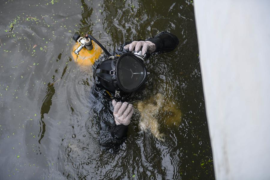 防汛&ldquo;蛙人&rdquo;戰(zhàn)險情