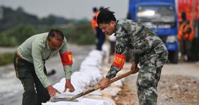 抗洪一線&ldquo;父子兵&rdquo;