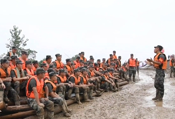 每4小時休息10分鐘，護堤戰(zhàn)士們的加油方式很熱血！