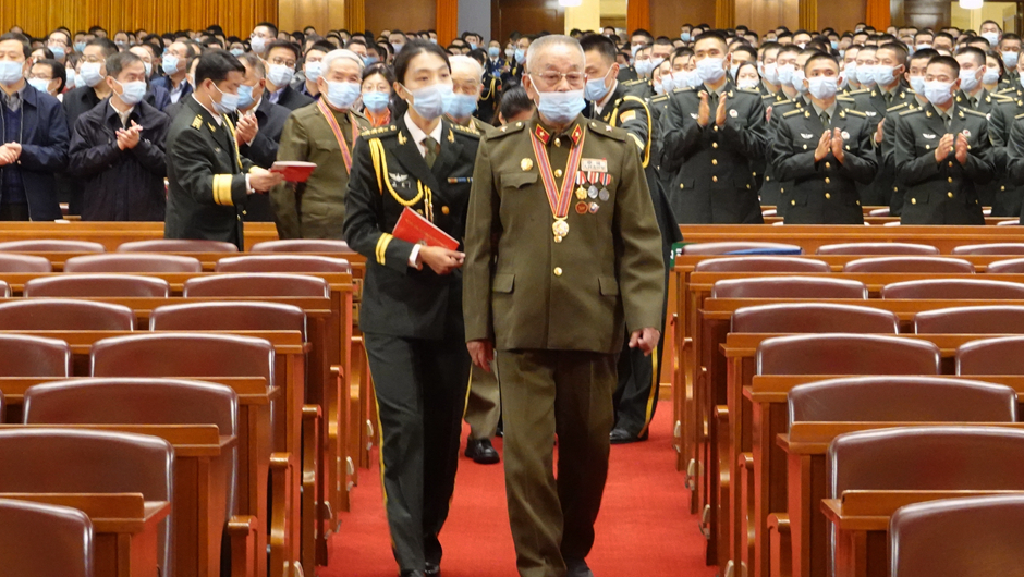 大會(huì)前，志愿軍老同志入場(chǎng)