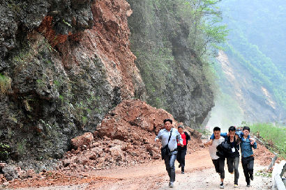 實(shí)拍：志愿者冒飛石向?yàn)?zāi)區(qū)挺進(jìn)！