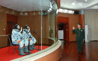 范長(zhǎng)龍看望神舟十一號(hào)航天員景海鵬、陳冬