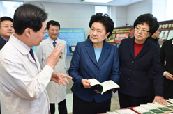 劉延東在北京協(xié)和醫(yī)院調(diào)研