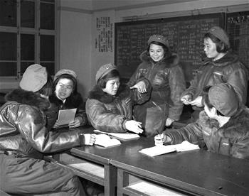 第一批女飛行員：毛澤東稱贊，細(xì)妹子不簡單，飛得好高啊