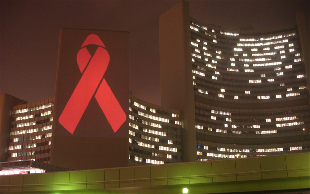 在世界艾滋病日，聯(lián)合國總部大樓點亮紅絲帶標志