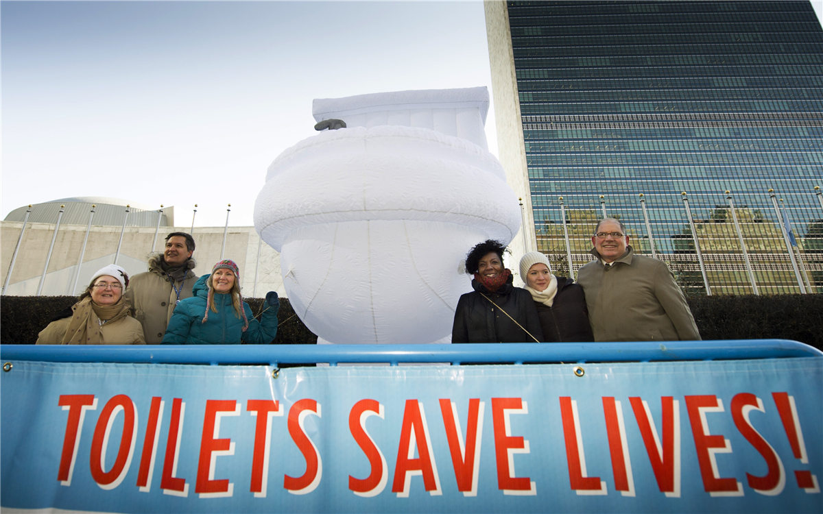 &ldquo;世界廁所日&rdquo;，聯(lián)合國總部大樓前的口號條幅