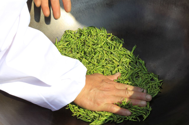 好茶占盡天時地利，炒茶師月入三五萬