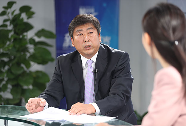 具體落在實(shí)處就是把方向，管大局，保落實(shí)