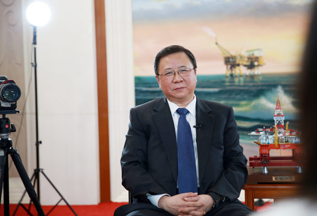 堅持黨的領(lǐng)導(dǎo)、加強黨的建設(shè)，是國有企業(yè)的光榮傳統(tǒng)。