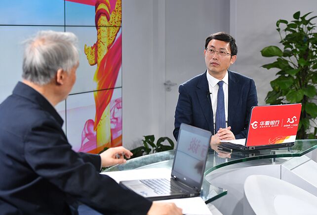 您再給我們梳理一下，黨章中有關(guān)&ldquo;基本路線&rdquo;的修改情況。