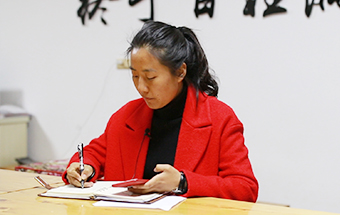 回鄉(xiāng)，立志改變家鄉(xiāng)落后面貌