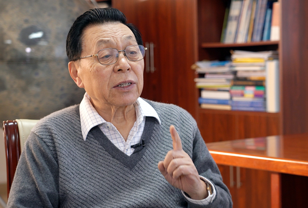 宇宙空間有來自各類天體發(fā)射的很多信息，背面是唯一的一個地方能接收到這部分信號