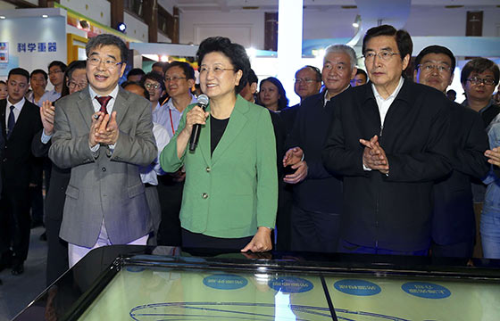 劉延?xùn)|、郭金龍參加2016年全國科技活動周活動