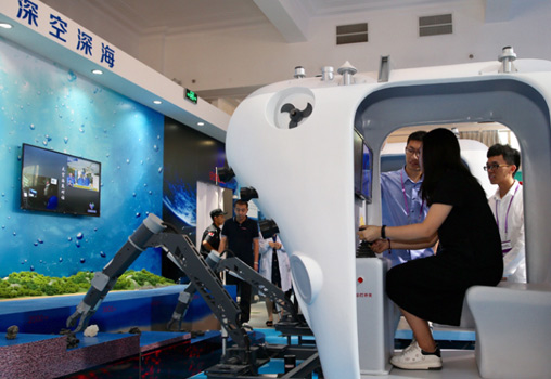 參觀者體驗(yàn)利用&ldquo;蛟龍&rdquo;號使用的機(jī)械臂