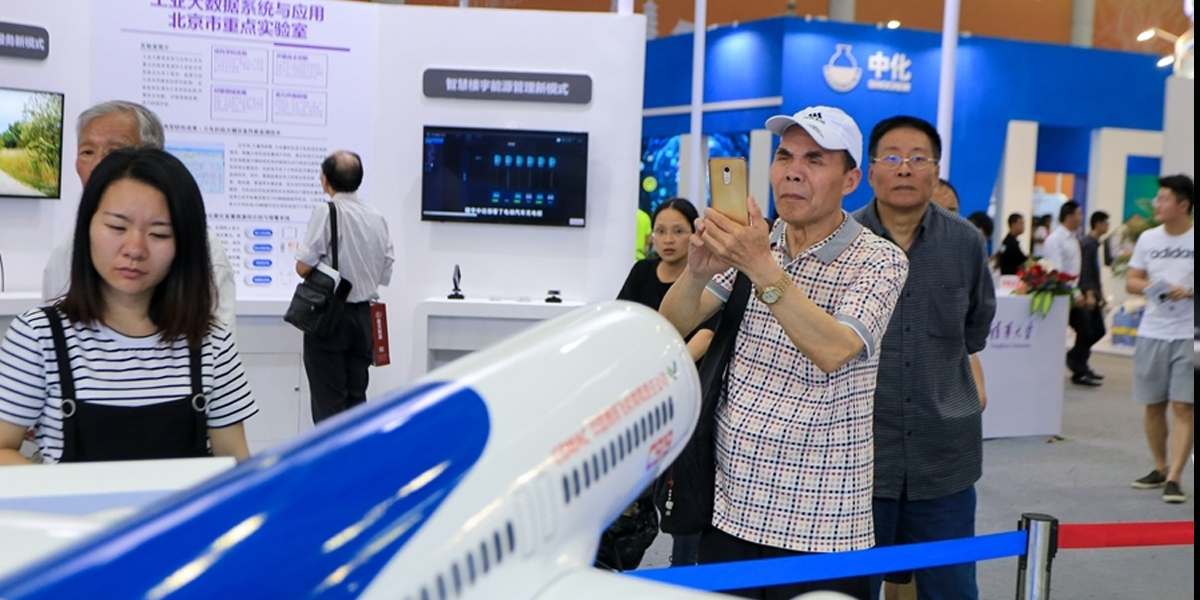 【表情】老人眼中的數(shù)字中國(guó)