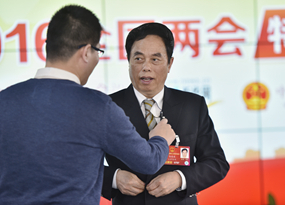 高德康在準(zhǔn)備訪(fǎng)談