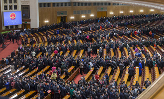閉幕會結(jié)束后，代表離開會場