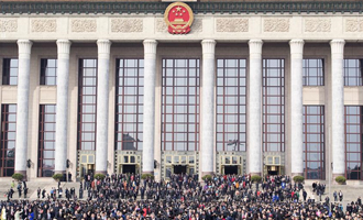 閉幕會(huì)后，代表走出人民大會(huì)堂