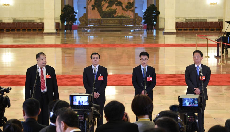 凌解放、王立平、徐川、黃一兵接受采訪