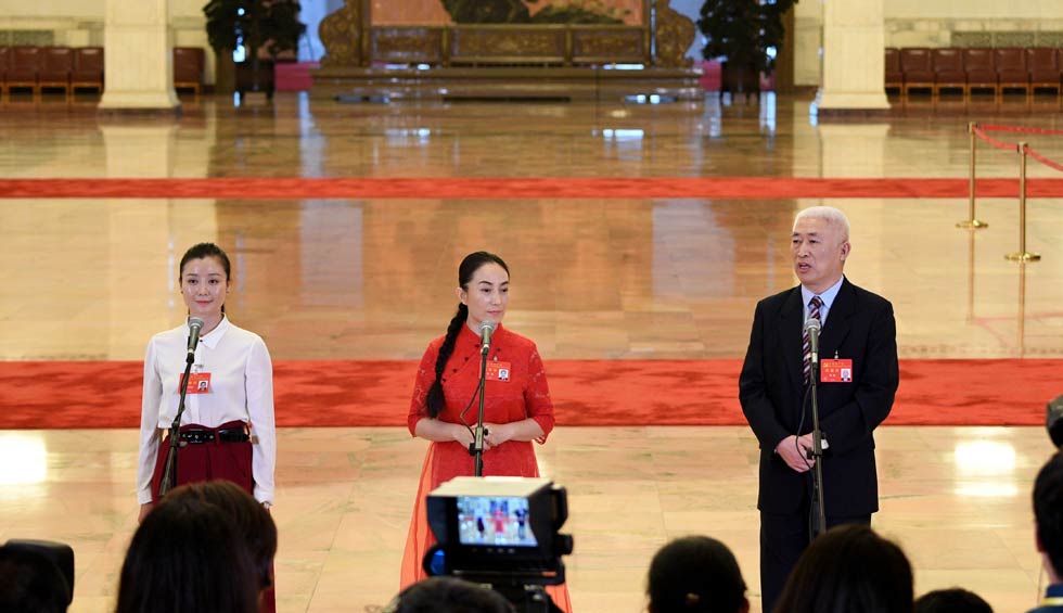 肖笑波、侯艷、徐俊接受采訪