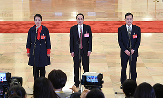 姜妍、康紅普、劉宗富代表接受采訪