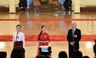 肖笑波、侯艷、徐俊代表接受采訪