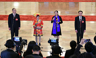 蔡松濤、杜麗群、楊小玲、賈立群代表接受采訪