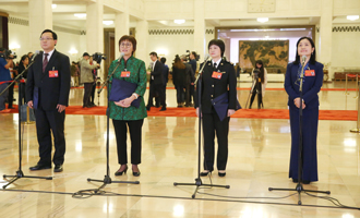 蔣成華、邵蕓、甘露、周宇代表接受采訪