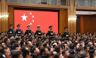 陸?？杖妰x仗兵正步行進(jìn)