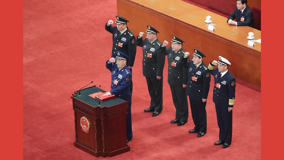 中央軍委副主席、委員進(jìn)行憲法宣誓