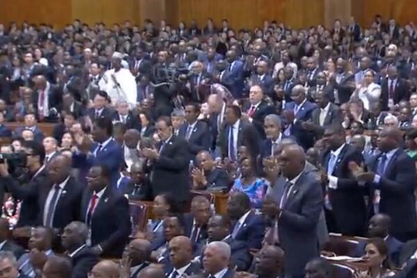 辛識(shí)平：掌聲，激蕩聚同心