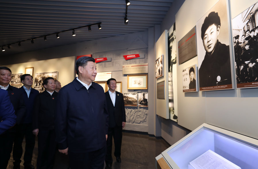 新華微評(píng)&middot;學(xué)習(xí)路上：雷鋒精神永恒