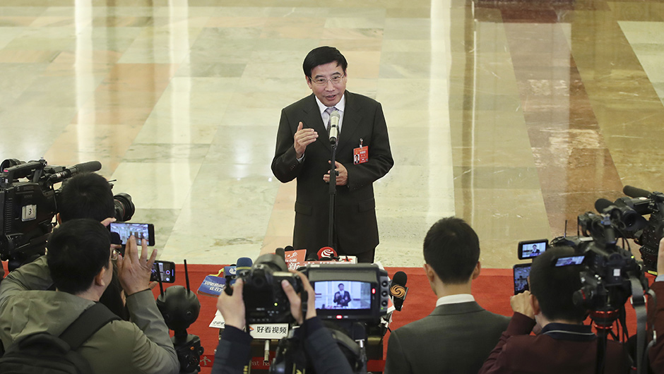 工業(yè)和信息化部部長(zhǎng)苗圩接受采訪(fǎng)