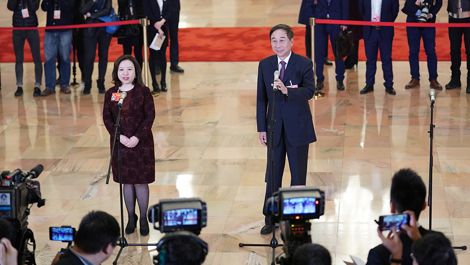 全國(guó)政協(xié)委員在&ldquo;委員通道&rdquo;接受采訪(fǎng)