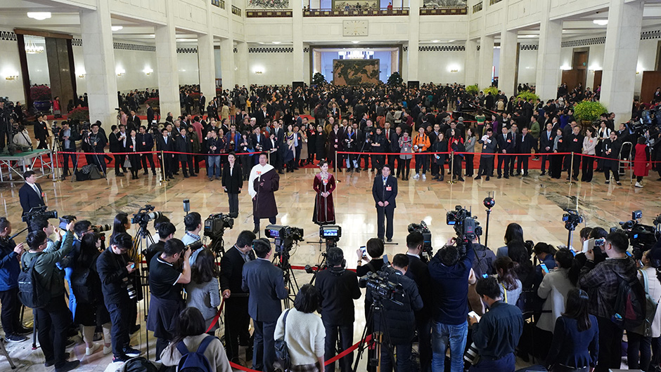 全國(guó)政協(xié)委員在&ldquo;委員通道&rdquo;接受采訪(fǎng)