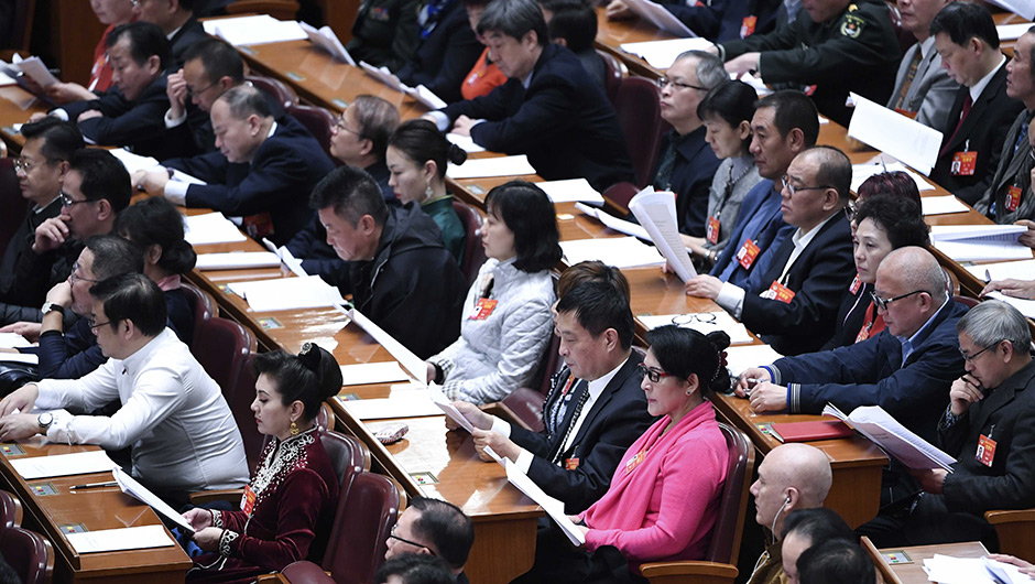 委員們?cè)谡J(rèn)真聽(tīng)會(huì)