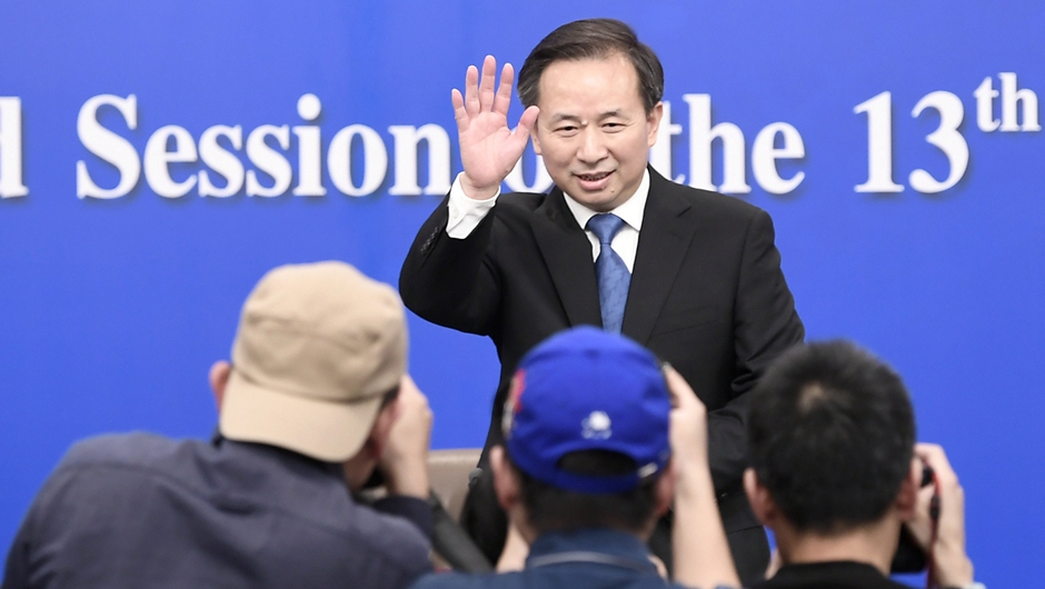 記者會(huì)開(kāi)始前，李干杰向記者致意