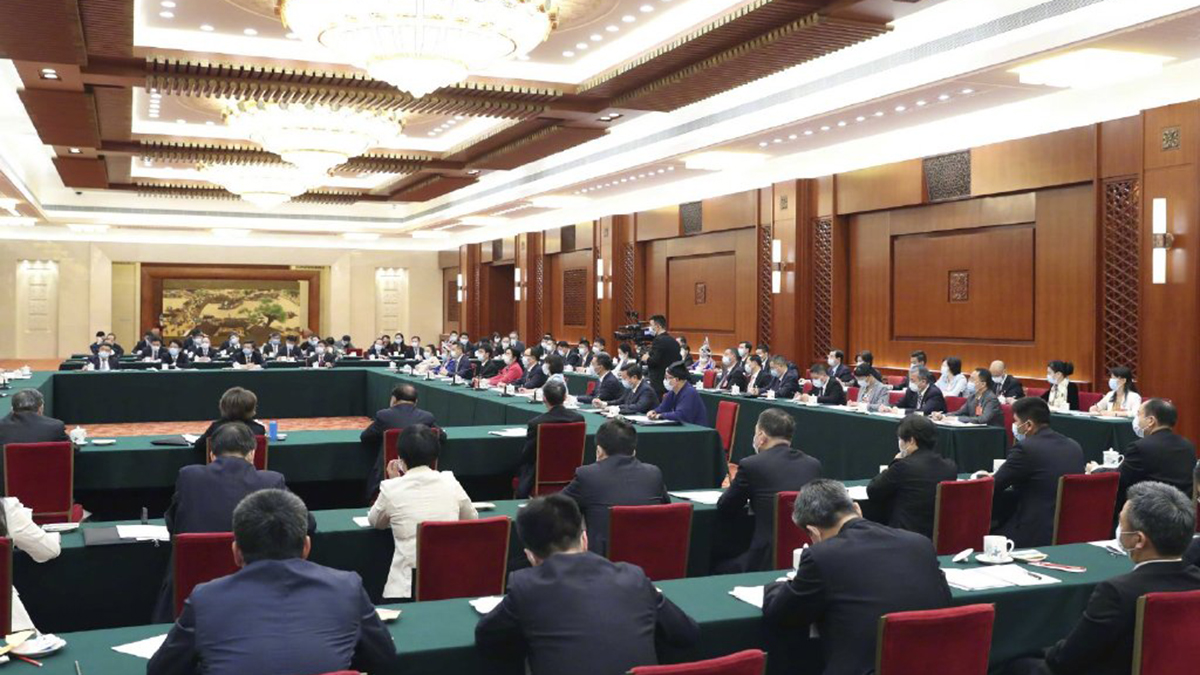 出席十三屆全國人大三次會議的代表團分組審議政府工作報告，來看審議現(xiàn)場