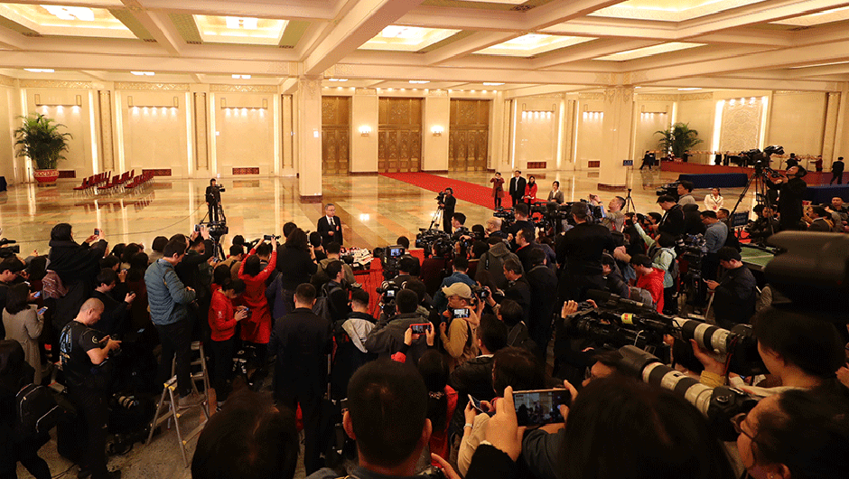 記者在&ldquo;部長(zhǎng)通道&rdquo;采訪(fǎng)